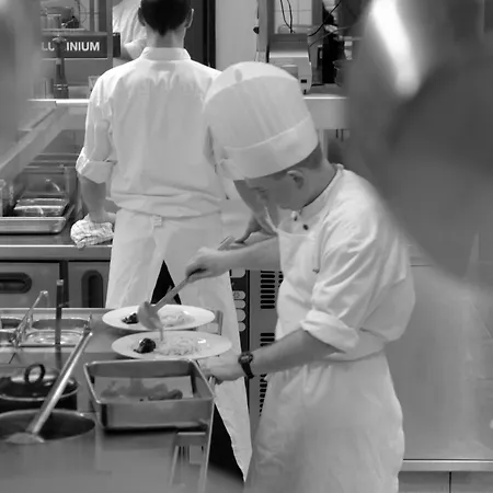 Leo Station, Et Annexes 4*