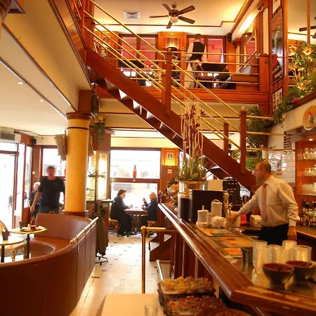 Leo Station, Et Annexes 4*