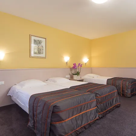 Leo Station, Et Annexes Hotel