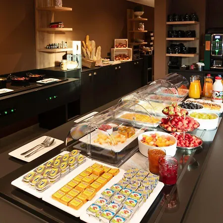 Leo Station, Et Annexes فندق باستونيا