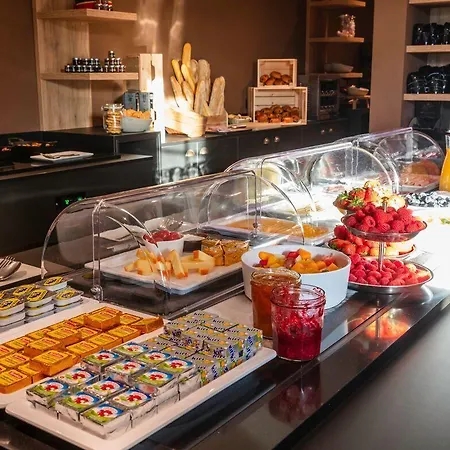 Leo Station, Et Annexes 4*