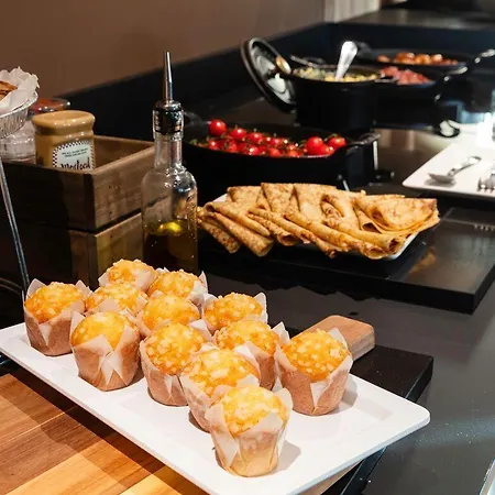 Leo Station, Et Annexes باستونيا