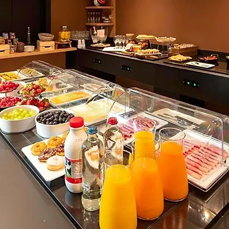 Leo Station Et Annexes باستونيا