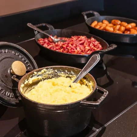 Leo Station, Et Annexes