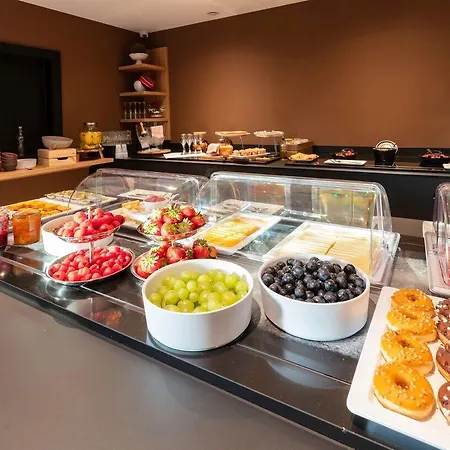 Leo Station, Et Annexes 4*