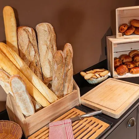 Leo Station, Et Annexes Hotel