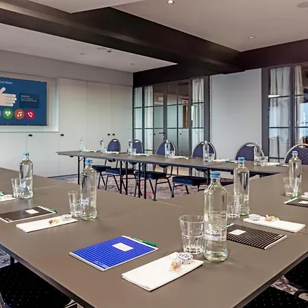 Leo Station, Et Annexes 4*